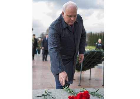 Виктор Зимин возложил цветы на Пискаревском кладбище Санкт-Петербурга